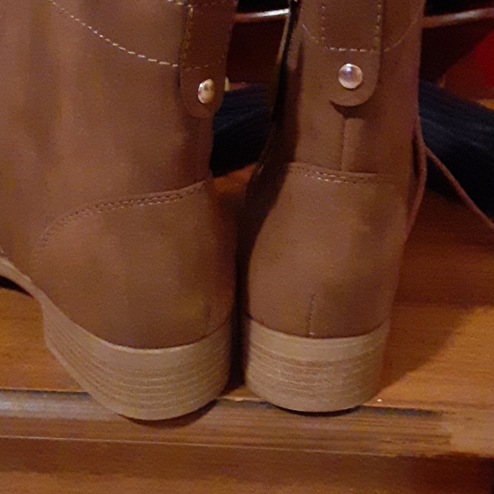 Boots - Picture 3 of 3